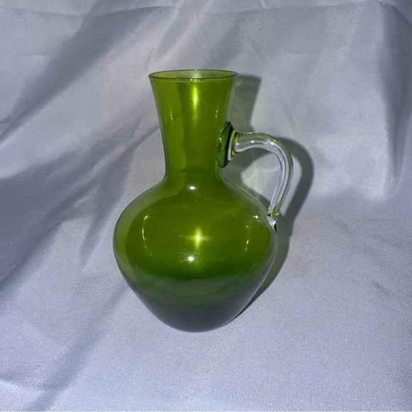 Small vintage green glass vase - Picture 2 of 6